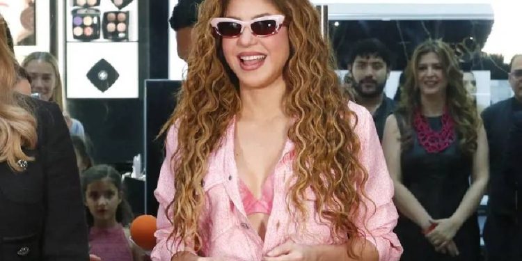 Shakira y el rosa audaz: Barbiecore con encaje visible