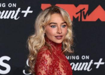 Tendencias de belleza VMAs 2025: glamour en tono minimalista