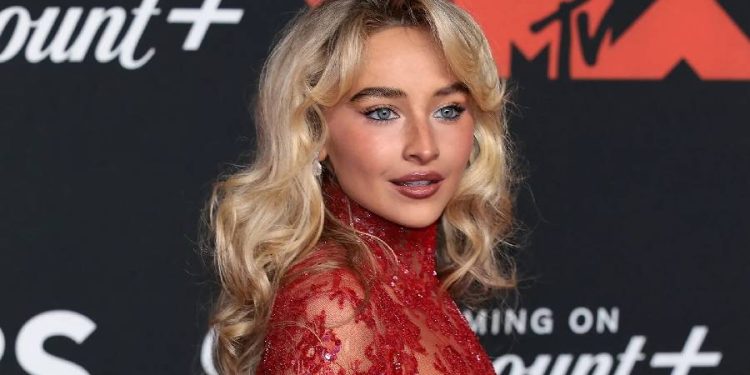 Tendencias de belleza VMAs 2025: glamour en tono minimalista