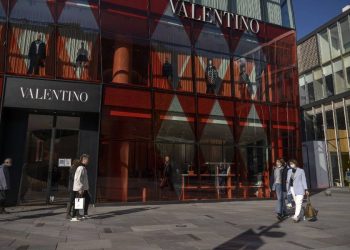 Valentino en la cuerda floja: renegociación, deuda y el futuro del lujo