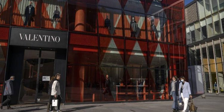 Valentino en la cuerda floja: renegociación, deuda y el futuro del lujo