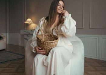 moda femenina mujer con vestido blanco