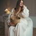 moda femenina mujer con vestido blanco