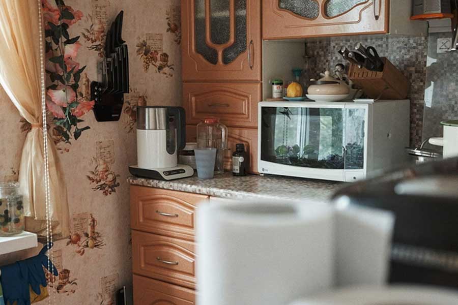 Ambiente de cocina clásica con microondas blanco de fondo