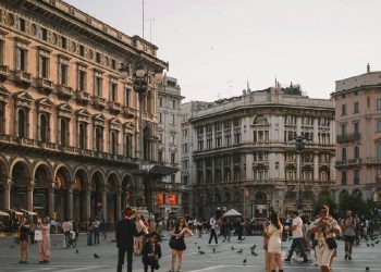 Caída estival en Italia: moda en rojo y ansiedad del consumo