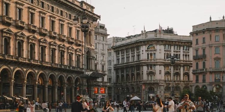 Caída estival en Italia: moda en rojo y ansiedad del consumo