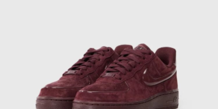 Las Nike Air Force 1 ’07 en color vino revelan su atractivo visual