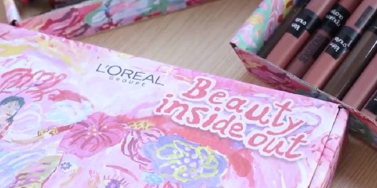 L’Oréal y la creatividad que sana: reutilizar cosméticos vencidos para la arteterapia