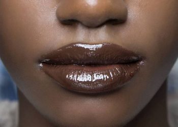 Labor delabrada: labial marrón translúcido