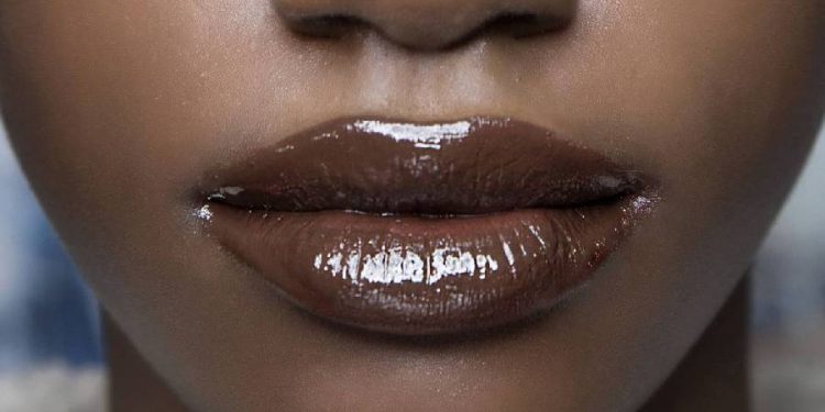 Labor delabrada: labial marrón translúcido