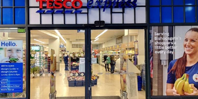 Liderazgo en la pasarela navideña: Tesco refuerza su dominio en un semestre de resultados