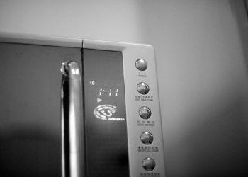 Microondas gris con botones plateados