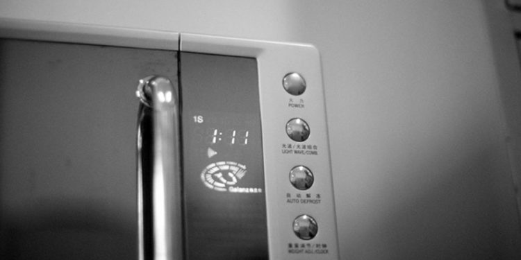 Microondas gris con botones plateados