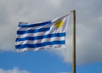 Uruguay evalúa el impacto económico tras la victoria legislativa de Javier Milei