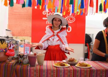 PromPerú Exportaciones superalimentos Lambayeque 2025 crecimiento: consolidación y nuevos desafíos El desempeño de las exportaciones Lambayeque 2025 crecimiento refleja un avance significativo en la economía regional, posicionando a esta zona del norte del Perú como un actor clave dentro del comercio exterior, especialmente en el sector agroindustrial. Durante el periodo comprendido entre enero y diciembre de 2025, Lambayeque alcanzó exportaciones superiores a los USD 1.366 millones, lo que representó un incremento de 32,7% en comparación con el año anterior. Este resultado confirma una tendencia positiva sostenida y fortalece su presencia en mercados internacionales. Sin embargo, este crecimiento también pone en evidencia desafíos estructurales que deben ser abordados para garantizar la sostenibilidad del sector en el largo plazo. Una base exportadora en expansión El dinamismo de las exportaciones Lambayeque 2025 crecimiento se explica, en gran medida, por la participación activa de más de 270 empresas que lograron posicionar sus productos en alrededor de 80 mercados internacionales. Entre los principales destinos destacan: Estados Unidos Países Bajos Reino Unido China España Esta diversificación geográfica ha permitido que la región amplíe su alcance comercial, aunque aún existen oportunidades para fortalecer su presencia en nuevos mercados. Agroindustria como motor exportador El crecimiento de las exportaciones Lambayeque 2025 crecimiento está fuertemente vinculado al desempeño del sector agroindustrial, que lidera la canasta exportadora regional. Los principales productos exportados incluyen: Arándanos Paltas Uvas frescas Mango Jugo de maracuyá Estos productos han ganado competitividad en el mercado internacional gracias a su calidad, estacionalidad y demanda creciente. La agroindustria no solo impulsa las exportaciones, sino que también genera empleo y desarrollo económico en la región. Concentración de mercados: principal reto A pesar del crecimiento de las exportaciones Lambayeque 2025 crecimiento, persiste una debilidad estructural importante: la concentración de destinos. Actualmente, alrededor del 70% de las empresas exportadoras concentra sus ventas en uno o dos mercados, lo que incrementa su vulnerabilidad ante cambios en la demanda o condiciones comerciales. Esta situación evidencia la necesidad de: Diversificar mercados Reducir riesgos comerciales Ampliar la presencia internacional Fortalecer estrategias de internacionalización Diversificación como estrategia clave Frente a este escenario, la diversificación se posiciona como un eje estratégico para sostener el crecimiento de las exportaciones Lambayeque 2025 crecimiento. Con este objetivo, el Ministerio de Comercio Exterior y Turismo (Mincetur), en conjunto con PROMPERÚ, ha impulsado iniciativas orientadas a fortalecer las capacidades empresariales y facilitar el acceso a nuevos mercados. Una de las principales acciones es la realización del V Foro de Diversificación Exportadora, programado para el 25 de marzo en la Universidad Señor de Sipán, en Chiclayo. Foro de Diversificación Exportadora: impulso al conocimiento y networking El foro se plantea como un espacio estratégico para fortalecer el ecosistema exportador regional, reuniendo a: Empresas exportadoras Especialistas en comercio exterior Representantes académicos Compradores internacionales El objetivo es brindar herramientas prácticas que permitan a las empresas ingresar y consolidarse en nuevos mercados. Participación de expertos internacionales Como parte de la agenda del evento, participarán Consejeros Económicos Comerciales de las Oficinas Comerciales del Perú en el Exterior (OCEX), ubicadas en: Shanghái Houston Quito Estos especialistas compartirán información clave sobre: Tendencias de mercado Requisitos de acceso Oportunidades comerciales Estrategias de ingreso Este conocimiento resulta fundamental para mejorar la competitividad de las empresas exportadoras. Interacción directa con compradores internacionales El foro también contará con la participación de compradores provenientes de distintos mercados, entre ellos: China Emiratos Árabes Unidos Corea del Sur Estados Unidos Canadá Países de Centroamérica Estos actores abordarán aspectos relevantes como: Criterios de compra Certificaciones requeridas Estacionalidad de la demanda Tendencias de consumo La interacción directa permite a las empresas ajustar su oferta y mejorar sus posibilidades de éxito en el exterior. Programa de Diversificación Exportadora El evento forma parte del Programa de Diversificación Exportadora, una iniciativa que busca fortalecer el desarrollo del comercio exterior en el Perú. Este programa combina: Acceso a información de mercado Capacitación empresarial Vinculación con compradores internacionales El objetivo es reducir la dependencia de pocos mercados y promover una internacionalización más sostenible. Impacto de ediciones anteriores Las ediciones previas del foro se realizaron en regiones como Piura, San Martín, Arequipa y Lima, logrando convocar a más de 1.000 participantes. Además, estas iniciativas han facilitado la conexión con compradores de 21 mercados internacionales, contribuyendo al fortalecimiento de la oferta exportable en distintas regiones del país. Expo Perú Norte 2026: plataforma comercial regional En paralelo al foro, se desarrollará Expo Perú Norte 2026 los días 25 y 26 de marzo, consolidando a la macro región norte como un eje de promoción comercial internacional. Este evento reunirá a: 60 exportadores de ocho regiones 28 compradores internacionales de 12 mercados Se proyecta la realización de más de 440 citas de negocio, con una expectativa de generar acuerdos comerciales por alrededor de USD 20 millones en un plazo de 12 meses. Oferta exportable con valor agregado La oferta presentada en Expo Perú Norte 2026 estará enfocada principalmente en productos agroindustriales, entre ellos: Arándanos Paltas Uvas Mango Limón Menestras Alimentos procesados Además, se incluirán productos como calzado de cuero, destacando el valor agregado como un elemento diferenciador en el mercado internacional. Integración del turismo en la estrategia Un aspecto innovador de Expo Perú Norte 2026 es la incorporación de un componente turístico dentro de la estrategia comercial. El evento buscará conectar a empresas del sector turismo con compradores nacionales e internacionales, promoviendo destinos de la macro región Nor Amazónica. Los segmentos priorizados incluyen: Turismo de naturaleza Turismo cultural Gastronomía Turismo religioso Esta integración permite diversificar la oferta y generar nuevas oportunidades de desarrollo económico. Rol de PROMPERÚ en la estrategia exportadora Las iniciativas vinculadas a las exportaciones Lambayeque 2025 crecimiento forman parte de una estrategia liderada por PROMPERÚ, entidad adscrita al Mincetur. Su enfoque se centra en: Ampliar mercados internacionales Fortalecer capacidades empresariales Promover la articulación entre oferta y demanda Este trabajo busca consolidar la presencia del Perú en el comercio global. Oportunidades para Lambayeque El contexto actual presenta múltiples oportunidades para fortalecer las exportaciones Lambayeque 2025 crecimiento: Expansión hacia nuevos mercados Diversificación de productos Incorporación de valor agregado Desarrollo de nuevas cadenas productivas Aprovechar estas oportunidades será clave para mantener la competitividad de la región. Desafíos a futuro A pesar del crecimiento, Lambayeque enfrenta desafíos importantes: Reducir la concentración de mercados Fortalecer la sostenibilidad exportadora Mejorar la competitividad empresarial Adaptarse a cambios en la demanda global Superar estos retos permitirá consolidar el crecimiento en el largo plazo. Conclusión El desempeño de las exportaciones Lambayeque 2025 crecimiento confirma el potencial de la región como un actor relevante en el comercio internacional. Sin embargo, el desafío ahora es avanzar hacia un modelo más diversificado, competitivo y sostenible, capaz de adaptarse a un entorno global en constante cambio. Las iniciativas impulsadas por el sector público y privado representan una oportunidad clave para fortalecer la internacionalización y generar un crecimiento equilibrado en los próximos años.