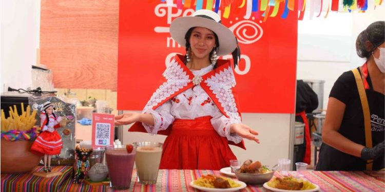 PromPerú Exportaciones superalimentos Lambayeque 2025 crecimiento: consolidación y nuevos desafíos El desempeño de las exportaciones Lambayeque 2025 crecimiento refleja un avance significativo en la economía regional, posicionando a esta zona del norte del Perú como un actor clave dentro del comercio exterior, especialmente en el sector agroindustrial. Durante el periodo comprendido entre enero y diciembre de 2025, Lambayeque alcanzó exportaciones superiores a los USD 1.366 millones, lo que representó un incremento de 32,7% en comparación con el año anterior. Este resultado confirma una tendencia positiva sostenida y fortalece su presencia en mercados internacionales. Sin embargo, este crecimiento también pone en evidencia desafíos estructurales que deben ser abordados para garantizar la sostenibilidad del sector en el largo plazo. Una base exportadora en expansión El dinamismo de las exportaciones Lambayeque 2025 crecimiento se explica, en gran medida, por la participación activa de más de 270 empresas que lograron posicionar sus productos en alrededor de 80 mercados internacionales. Entre los principales destinos destacan: Estados Unidos Países Bajos Reino Unido China España Esta diversificación geográfica ha permitido que la región amplíe su alcance comercial, aunque aún existen oportunidades para fortalecer su presencia en nuevos mercados. Agroindustria como motor exportador El crecimiento de las exportaciones Lambayeque 2025 crecimiento está fuertemente vinculado al desempeño del sector agroindustrial, que lidera la canasta exportadora regional. Los principales productos exportados incluyen: Arándanos Paltas Uvas frescas Mango Jugo de maracuyá Estos productos han ganado competitividad en el mercado internacional gracias a su calidad, estacionalidad y demanda creciente. La agroindustria no solo impulsa las exportaciones, sino que también genera empleo y desarrollo económico en la región. Concentración de mercados: principal reto A pesar del crecimiento de las exportaciones Lambayeque 2025 crecimiento, persiste una debilidad estructural importante: la concentración de destinos. Actualmente, alrededor del 70% de las empresas exportadoras concentra sus ventas en uno o dos mercados, lo que incrementa su vulnerabilidad ante cambios en la demanda o condiciones comerciales. Esta situación evidencia la necesidad de: Diversificar mercados Reducir riesgos comerciales Ampliar la presencia internacional Fortalecer estrategias de internacionalización Diversificación como estrategia clave Frente a este escenario, la diversificación se posiciona como un eje estratégico para sostener el crecimiento de las exportaciones Lambayeque 2025 crecimiento. Con este objetivo, el Ministerio de Comercio Exterior y Turismo (Mincetur), en conjunto con PROMPERÚ, ha impulsado iniciativas orientadas a fortalecer las capacidades empresariales y facilitar el acceso a nuevos mercados. Una de las principales acciones es la realización del V Foro de Diversificación Exportadora, programado para el 25 de marzo en la Universidad Señor de Sipán, en Chiclayo. Foro de Diversificación Exportadora: impulso al conocimiento y networking El foro se plantea como un espacio estratégico para fortalecer el ecosistema exportador regional, reuniendo a: Empresas exportadoras Especialistas en comercio exterior Representantes académicos Compradores internacionales El objetivo es brindar herramientas prácticas que permitan a las empresas ingresar y consolidarse en nuevos mercados. Participación de expertos internacionales Como parte de la agenda del evento, participarán Consejeros Económicos Comerciales de las Oficinas Comerciales del Perú en el Exterior (OCEX), ubicadas en: Shanghái Houston Quito Estos especialistas compartirán información clave sobre: Tendencias de mercado Requisitos de acceso Oportunidades comerciales Estrategias de ingreso Este conocimiento resulta fundamental para mejorar la competitividad de las empresas exportadoras. Interacción directa con compradores internacionales El foro también contará con la participación de compradores provenientes de distintos mercados, entre ellos: China Emiratos Árabes Unidos Corea del Sur Estados Unidos Canadá Países de Centroamérica Estos actores abordarán aspectos relevantes como: Criterios de compra Certificaciones requeridas Estacionalidad de la demanda Tendencias de consumo La interacción directa permite a las empresas ajustar su oferta y mejorar sus posibilidades de éxito en el exterior. Programa de Diversificación Exportadora El evento forma parte del Programa de Diversificación Exportadora, una iniciativa que busca fortalecer el desarrollo del comercio exterior en el Perú. Este programa combina: Acceso a información de mercado Capacitación empresarial Vinculación con compradores internacionales El objetivo es reducir la dependencia de pocos mercados y promover una internacionalización más sostenible. Impacto de ediciones anteriores Las ediciones previas del foro se realizaron en regiones como Piura, San Martín, Arequipa y Lima, logrando convocar a más de 1.000 participantes. Además, estas iniciativas han facilitado la conexión con compradores de 21 mercados internacionales, contribuyendo al fortalecimiento de la oferta exportable en distintas regiones del país. Expo Perú Norte 2026: plataforma comercial regional En paralelo al foro, se desarrollará Expo Perú Norte 2026 los días 25 y 26 de marzo, consolidando a la macro región norte como un eje de promoción comercial internacional. Este evento reunirá a: 60 exportadores de ocho regiones 28 compradores internacionales de 12 mercados Se proyecta la realización de más de 440 citas de negocio, con una expectativa de generar acuerdos comerciales por alrededor de USD 20 millones en un plazo de 12 meses. Oferta exportable con valor agregado La oferta presentada en Expo Perú Norte 2026 estará enfocada principalmente en productos agroindustriales, entre ellos: Arándanos Paltas Uvas Mango Limón Menestras Alimentos procesados Además, se incluirán productos como calzado de cuero, destacando el valor agregado como un elemento diferenciador en el mercado internacional. Integración del turismo en la estrategia Un aspecto innovador de Expo Perú Norte 2026 es la incorporación de un componente turístico dentro de la estrategia comercial. El evento buscará conectar a empresas del sector turismo con compradores nacionales e internacionales, promoviendo destinos de la macro región Nor Amazónica. Los segmentos priorizados incluyen: Turismo de naturaleza Turismo cultural Gastronomía Turismo religioso Esta integración permite diversificar la oferta y generar nuevas oportunidades de desarrollo económico. Rol de PROMPERÚ en la estrategia exportadora Las iniciativas vinculadas a las exportaciones Lambayeque 2025 crecimiento forman parte de una estrategia liderada por PROMPERÚ, entidad adscrita al Mincetur. Su enfoque se centra en: Ampliar mercados internacionales Fortalecer capacidades empresariales Promover la articulación entre oferta y demanda Este trabajo busca consolidar la presencia del Perú en el comercio global. Oportunidades para Lambayeque El contexto actual presenta múltiples oportunidades para fortalecer las exportaciones Lambayeque 2025 crecimiento: Expansión hacia nuevos mercados Diversificación de productos Incorporación de valor agregado Desarrollo de nuevas cadenas productivas Aprovechar estas oportunidades será clave para mantener la competitividad de la región. Desafíos a futuro A pesar del crecimiento, Lambayeque enfrenta desafíos importantes: Reducir la concentración de mercados Fortalecer la sostenibilidad exportadora Mejorar la competitividad empresarial Adaptarse a cambios en la demanda global Superar estos retos permitirá consolidar el crecimiento en el largo plazo. Conclusión El desempeño de las exportaciones Lambayeque 2025 crecimiento confirma el potencial de la región como un actor relevante en el comercio internacional. Sin embargo, el desafío ahora es avanzar hacia un modelo más diversificado, competitivo y sostenible, capaz de adaptarse a un entorno global en constante cambio. Las iniciativas impulsadas por el sector público y privado representan una oportunidad clave para fortalecer la internacionalización y generar un crecimiento equilibrado en los próximos años.