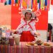 PromPerú Exportaciones superalimentos Lambayeque 2025 crecimiento: consolidación y nuevos desafíos El desempeño de las exportaciones Lambayeque 2025 crecimiento refleja un avance significativo en la economía regional, posicionando a esta zona del norte del Perú como un actor clave dentro del comercio exterior, especialmente en el sector agroindustrial. Durante el periodo comprendido entre enero y diciembre de 2025, Lambayeque alcanzó exportaciones superiores a los USD 1.366 millones, lo que representó un incremento de 32,7% en comparación con el año anterior. Este resultado confirma una tendencia positiva sostenida y fortalece su presencia en mercados internacionales. Sin embargo, este crecimiento también pone en evidencia desafíos estructurales que deben ser abordados para garantizar la sostenibilidad del sector en el largo plazo. Una base exportadora en expansión El dinamismo de las exportaciones Lambayeque 2025 crecimiento se explica, en gran medida, por la participación activa de más de 270 empresas que lograron posicionar sus productos en alrededor de 80 mercados internacionales. Entre los principales destinos destacan: Estados Unidos Países Bajos Reino Unido China España Esta diversificación geográfica ha permitido que la región amplíe su alcance comercial, aunque aún existen oportunidades para fortalecer su presencia en nuevos mercados. Agroindustria como motor exportador El crecimiento de las exportaciones Lambayeque 2025 crecimiento está fuertemente vinculado al desempeño del sector agroindustrial, que lidera la canasta exportadora regional. Los principales productos exportados incluyen: Arándanos Paltas Uvas frescas Mango Jugo de maracuyá Estos productos han ganado competitividad en el mercado internacional gracias a su calidad, estacionalidad y demanda creciente. La agroindustria no solo impulsa las exportaciones, sino que también genera empleo y desarrollo económico en la región. Concentración de mercados: principal reto A pesar del crecimiento de las exportaciones Lambayeque 2025 crecimiento, persiste una debilidad estructural importante: la concentración de destinos. Actualmente, alrededor del 70% de las empresas exportadoras concentra sus ventas en uno o dos mercados, lo que incrementa su vulnerabilidad ante cambios en la demanda o condiciones comerciales. Esta situación evidencia la necesidad de: Diversificar mercados Reducir riesgos comerciales Ampliar la presencia internacional Fortalecer estrategias de internacionalización Diversificación como estrategia clave Frente a este escenario, la diversificación se posiciona como un eje estratégico para sostener el crecimiento de las exportaciones Lambayeque 2025 crecimiento. Con este objetivo, el Ministerio de Comercio Exterior y Turismo (Mincetur), en conjunto con PROMPERÚ, ha impulsado iniciativas orientadas a fortalecer las capacidades empresariales y facilitar el acceso a nuevos mercados. Una de las principales acciones es la realización del V Foro de Diversificación Exportadora, programado para el 25 de marzo en la Universidad Señor de Sipán, en Chiclayo. Foro de Diversificación Exportadora: impulso al conocimiento y networking El foro se plantea como un espacio estratégico para fortalecer el ecosistema exportador regional, reuniendo a: Empresas exportadoras Especialistas en comercio exterior Representantes académicos Compradores internacionales El objetivo es brindar herramientas prácticas que permitan a las empresas ingresar y consolidarse en nuevos mercados. Participación de expertos internacionales Como parte de la agenda del evento, participarán Consejeros Económicos Comerciales de las Oficinas Comerciales del Perú en el Exterior (OCEX), ubicadas en: Shanghái Houston Quito Estos especialistas compartirán información clave sobre: Tendencias de mercado Requisitos de acceso Oportunidades comerciales Estrategias de ingreso Este conocimiento resulta fundamental para mejorar la competitividad de las empresas exportadoras. Interacción directa con compradores internacionales El foro también contará con la participación de compradores provenientes de distintos mercados, entre ellos: China Emiratos Árabes Unidos Corea del Sur Estados Unidos Canadá Países de Centroamérica Estos actores abordarán aspectos relevantes como: Criterios de compra Certificaciones requeridas Estacionalidad de la demanda Tendencias de consumo La interacción directa permite a las empresas ajustar su oferta y mejorar sus posibilidades de éxito en el exterior. Programa de Diversificación Exportadora El evento forma parte del Programa de Diversificación Exportadora, una iniciativa que busca fortalecer el desarrollo del comercio exterior en el Perú. Este programa combina: Acceso a información de mercado Capacitación empresarial Vinculación con compradores internacionales El objetivo es reducir la dependencia de pocos mercados y promover una internacionalización más sostenible. Impacto de ediciones anteriores Las ediciones previas del foro se realizaron en regiones como Piura, San Martín, Arequipa y Lima, logrando convocar a más de 1.000 participantes. Además, estas iniciativas han facilitado la conexión con compradores de 21 mercados internacionales, contribuyendo al fortalecimiento de la oferta exportable en distintas regiones del país. Expo Perú Norte 2026: plataforma comercial regional En paralelo al foro, se desarrollará Expo Perú Norte 2026 los días 25 y 26 de marzo, consolidando a la macro región norte como un eje de promoción comercial internacional. Este evento reunirá a: 60 exportadores de ocho regiones 28 compradores internacionales de 12 mercados Se proyecta la realización de más de 440 citas de negocio, con una expectativa de generar acuerdos comerciales por alrededor de USD 20 millones en un plazo de 12 meses. Oferta exportable con valor agregado La oferta presentada en Expo Perú Norte 2026 estará enfocada principalmente en productos agroindustriales, entre ellos: Arándanos Paltas Uvas Mango Limón Menestras Alimentos procesados Además, se incluirán productos como calzado de cuero, destacando el valor agregado como un elemento diferenciador en el mercado internacional. Integración del turismo en la estrategia Un aspecto innovador de Expo Perú Norte 2026 es la incorporación de un componente turístico dentro de la estrategia comercial. El evento buscará conectar a empresas del sector turismo con compradores nacionales e internacionales, promoviendo destinos de la macro región Nor Amazónica. Los segmentos priorizados incluyen: Turismo de naturaleza Turismo cultural Gastronomía Turismo religioso Esta integración permite diversificar la oferta y generar nuevas oportunidades de desarrollo económico. Rol de PROMPERÚ en la estrategia exportadora Las iniciativas vinculadas a las exportaciones Lambayeque 2025 crecimiento forman parte de una estrategia liderada por PROMPERÚ, entidad adscrita al Mincetur. Su enfoque se centra en: Ampliar mercados internacionales Fortalecer capacidades empresariales Promover la articulación entre oferta y demanda Este trabajo busca consolidar la presencia del Perú en el comercio global. Oportunidades para Lambayeque El contexto actual presenta múltiples oportunidades para fortalecer las exportaciones Lambayeque 2025 crecimiento: Expansión hacia nuevos mercados Diversificación de productos Incorporación de valor agregado Desarrollo de nuevas cadenas productivas Aprovechar estas oportunidades será clave para mantener la competitividad de la región. Desafíos a futuro A pesar del crecimiento, Lambayeque enfrenta desafíos importantes: Reducir la concentración de mercados Fortalecer la sostenibilidad exportadora Mejorar la competitividad empresarial Adaptarse a cambios en la demanda global Superar estos retos permitirá consolidar el crecimiento en el largo plazo. Conclusión El desempeño de las exportaciones Lambayeque 2025 crecimiento confirma el potencial de la región como un actor relevante en el comercio internacional. Sin embargo, el desafío ahora es avanzar hacia un modelo más diversificado, competitivo y sostenible, capaz de adaptarse a un entorno global en constante cambio. Las iniciativas impulsadas por el sector público y privado representan una oportunidad clave para fortalecer la internacionalización y generar un crecimiento equilibrado en los próximos años.