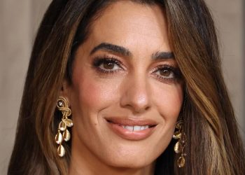 Pumpkin Spice en Amal Clooney: elegancia cálida para el otoño 2025
