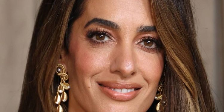Pumpkin Spice en Amal Clooney: elegancia cálida para el otoño 2025