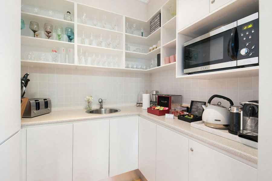 Set de cocina blanco con micrrondas negro y gris empotrado