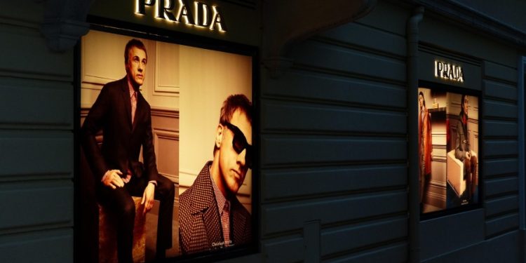 Prada supera expectativas con Miu Miu