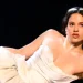 Rosalía, vestida de novia y canta La perla en el Tonight Show