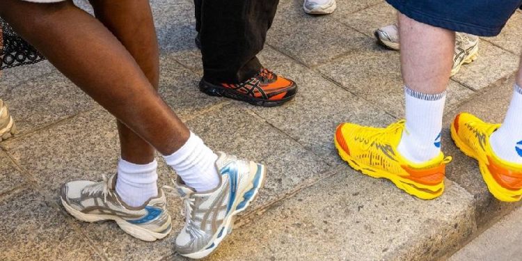 Asics eleva beneficios y revisa previsiones al alza