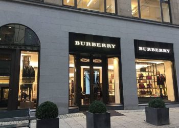 Burberry mejora márgenes pese a caída de ventas en la primera mitad