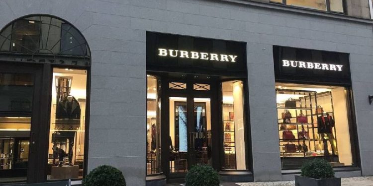 Burberry mejora márgenes pese a caída de ventas en la primera mitad