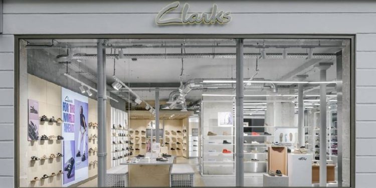 Clarks amplía su presencia digital con marketplace y alianzas