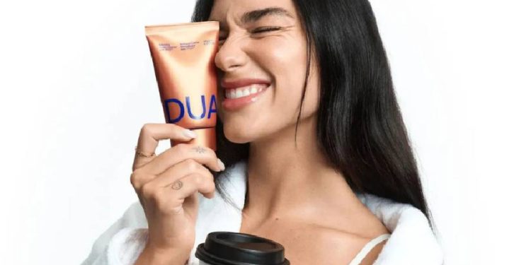 Dua Lipa lanza DUA, skincare basado en ciencia y minimalismo