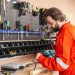 Hombre trabajando con sus herramientas en un espacio de trabajo