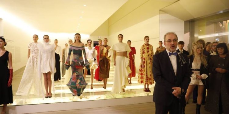 Moda asturiana en el Bellas Artes: una pasarela museística que conecta obras