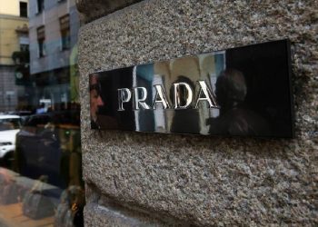 Prada cierra la compra de Versace: operación finaliza el 2 de diciembre