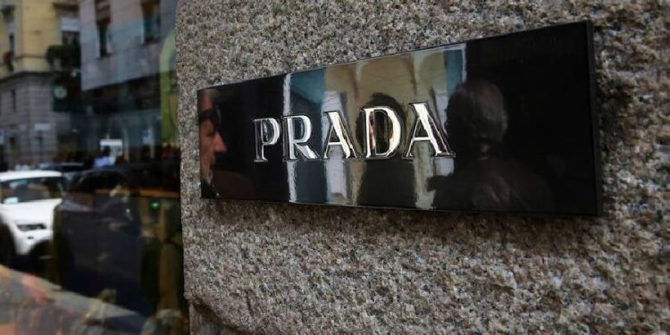 Prada cierra la compra de Versace: operación finaliza el 2 de diciembre