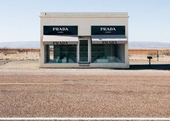 Prada refuerza su motor industrial con 300 millones y Versace en la mira