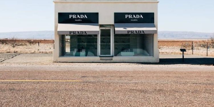 Prada refuerza su motor industrial con 300 millones y Versace en la mira