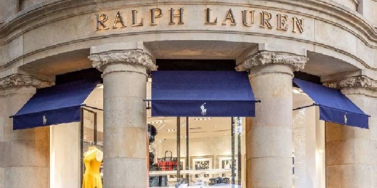 Ralph Lauren acelera su crecimiento y eleva pronósticos tras tramo sólido