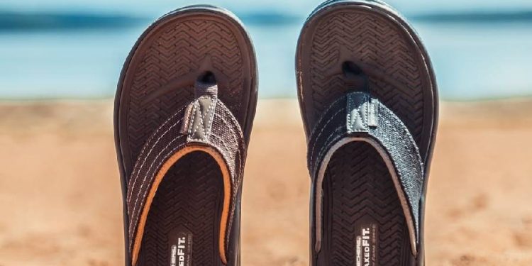 Skechers reinventa las sandalias para caminar sin límites