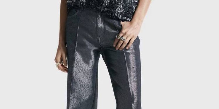 Vaqueros con brillo de H&M: la estrella discreta para tus cenas navideñas