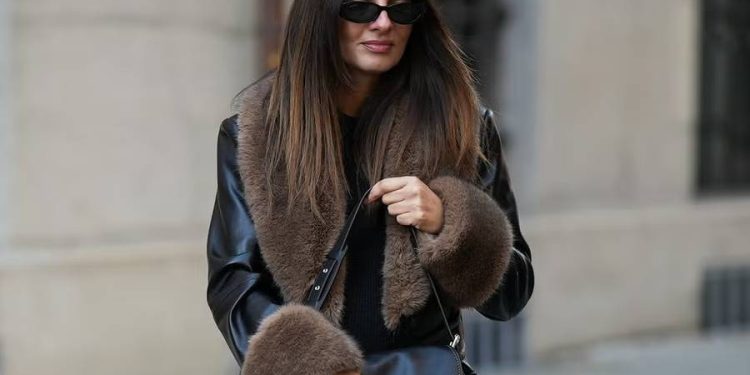 Zara revoluciona para 50+: blazer de pelito retro que eleva la oficina