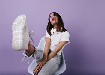freepik joven usando zapatillas deportivas blancas