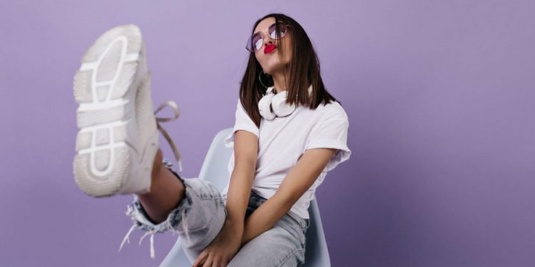 freepik joven usando zapatillas deportivas blancas