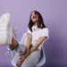 freepik joven usando zapatillas deportivas blancas