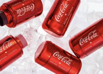 Coca‑Cola lanza su línea de maquillaje en colaboración con Bruna Tavares