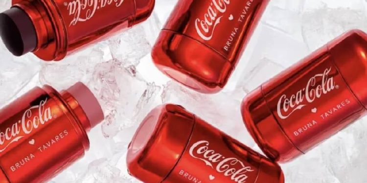 Coca‑Cola lanza su línea de maquillaje en colaboración con Bruna Tavares