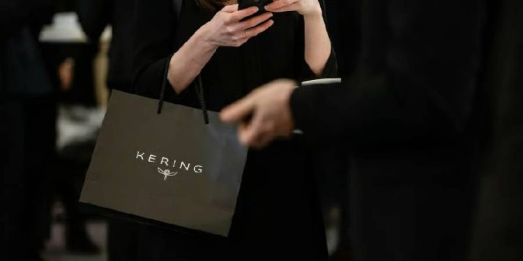 Kering liquida activos inmobiliarios clave para reducir deuda