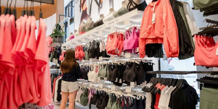 Lululemon enfrenta un giro: mayores ingresos y salida del CEO