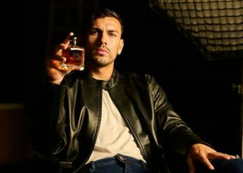 Paredes protagoniza la nueva campaña de Armani: elegancia deportiva y fragancia icónica