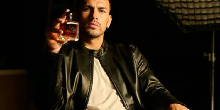 Paredes protagoniza la nueva campaña de Armani: elegancia deportiva y fragancia icónica